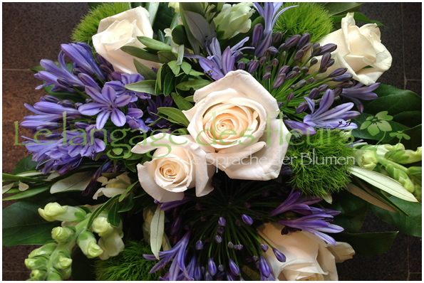 Blumenlieferservice MÃ¼nchen, BlumenstrauÃŸ mit Rosen creme und blauen Agapanthus